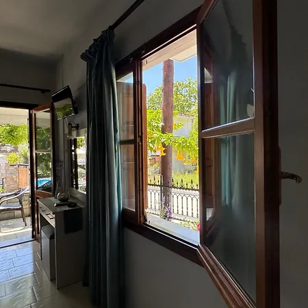 Charoula Apartment *